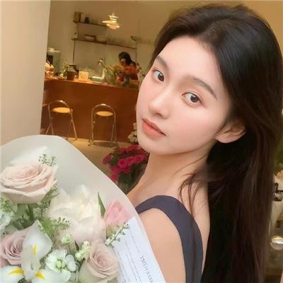 戴流苏耳环的少女